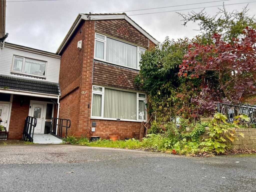 View full details for 27 Motcombe Farm Road - Heald Green - Cheshire  - SK8 3RW