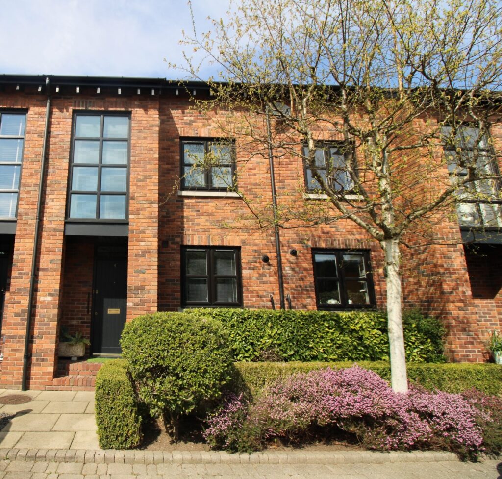 View full details for 4, Waterford Place - Heald Green - cheshire - SK8