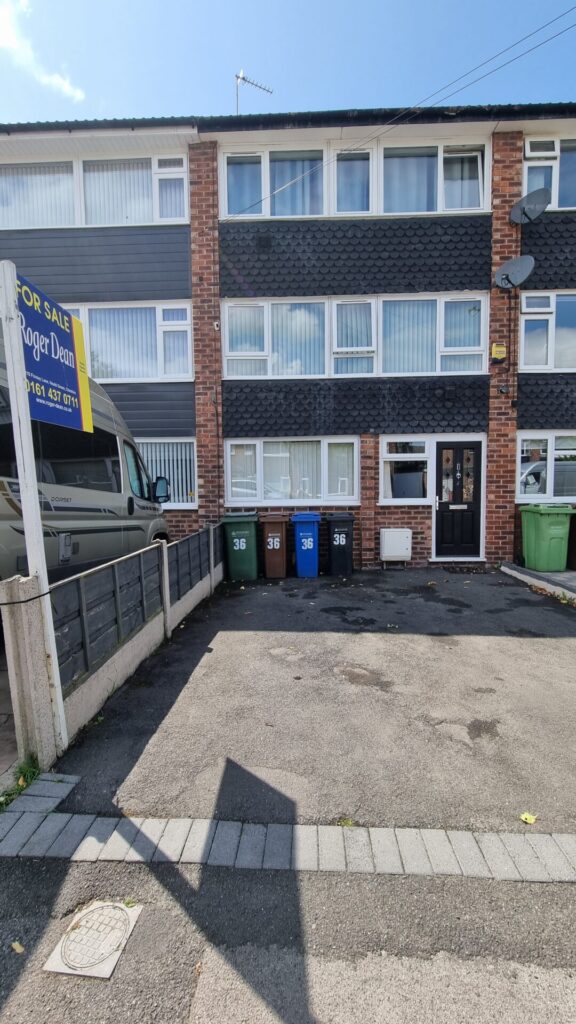 View full details for Crantock Drive - Heald Green - Cheshire - SK8